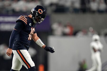 Hall of Fame quarterback worried Caleb Williams might lose ‘confidence’ amid Bears’ disastrous season