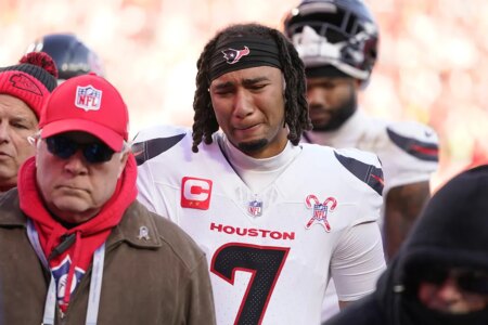 Texans Tank Dell suffers a gruesome leg injury. As a result, teammates shed tears.