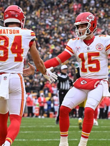 The Chiefs grabbed the No. 1 seed, a first-round bye in the playoffs with a victory over the Steelers.