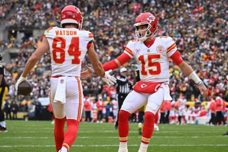 The Chiefs grabbed the No. 1 seed, a first-round bye in the playoffs with a victory over the Steelers.