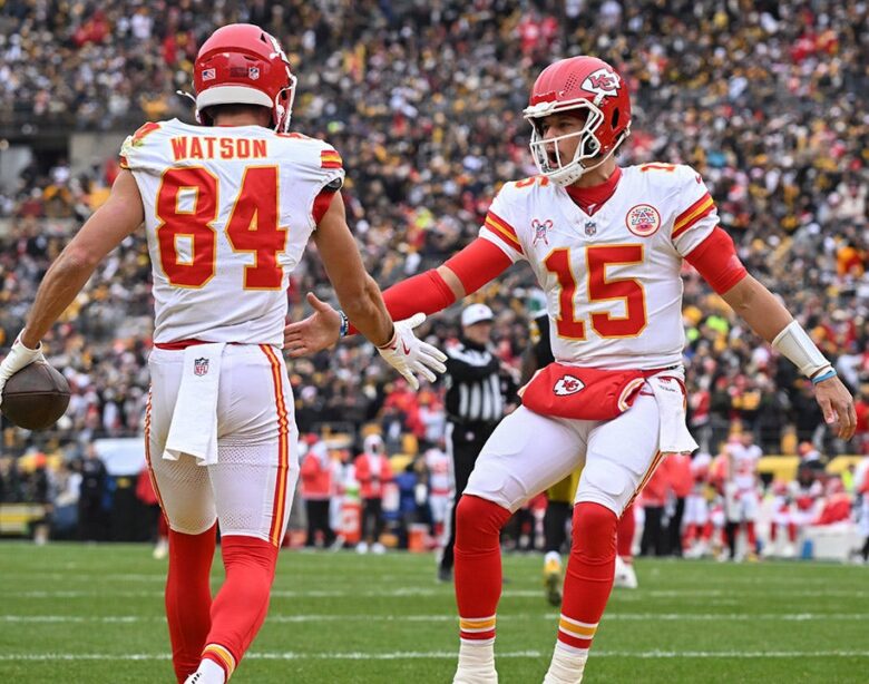 The Chiefs grabbed the No. 1 seed, a first-round bye in the playoffs with a victory over the Steelers.