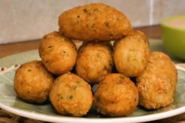 Bolinho de Arroz com Queijo: Aproveite as Sobras com Sabor!