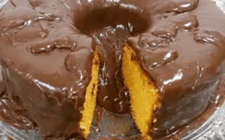 Bolo de Cenoura com Cobertura de Chocolate Cremosa!