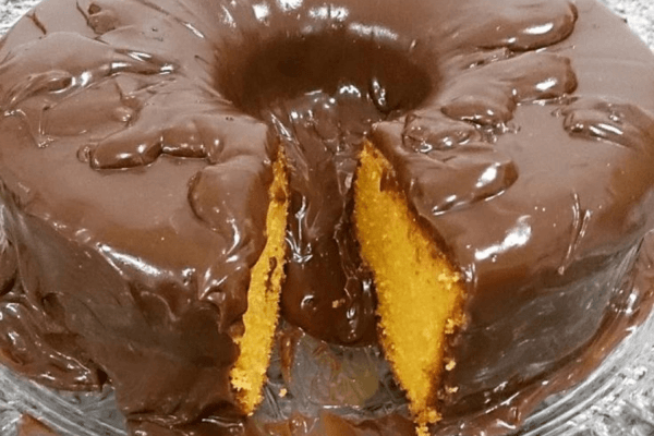 Bolo de Cenoura com Cobertura de Chocolate Cremosa!