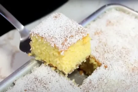 Bolo de Fubá com Calda de Coco: Uma Versão Molhadinha!