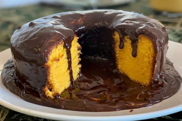 Bolo de Cenoura com Cobertura de Chocolate: A Melhor Maneira Simples e Fácil de Fazer esse Clássico!