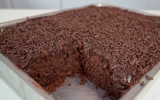 Bolo de Chocolate Simples com Cobertura de Brigadeiro: Irresistível