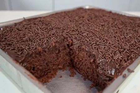 Bolo de Chocolate Simples com Cobertura de Brigadeiro: Irresistível