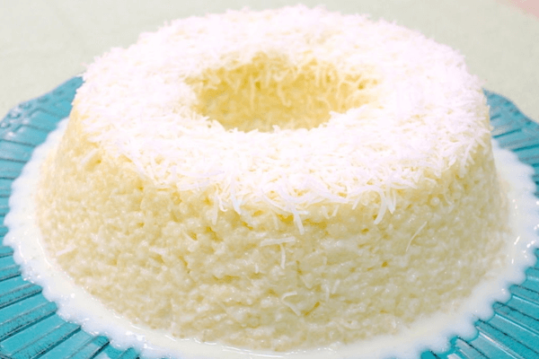 Bolo de Tapioca Gelado: Não Vai ao Forno e Fica Uma Delícia! Olá, pessoal! Hoje, vamos preparar uma receita que é a cara do Brasil, especialmen