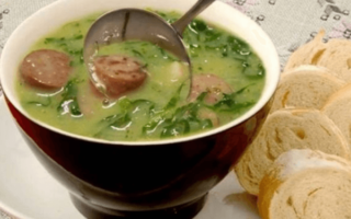 Caldo Verde com Linguiça: Tradição e Sabor em Uma Só Tigela!