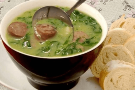 Caldo Verde com Linguiça: Tradição e Sabor em Uma Só Tigela!