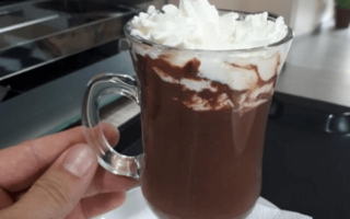 Chocolate Quente Cremoso com Chantilly: Para Dias Frios!