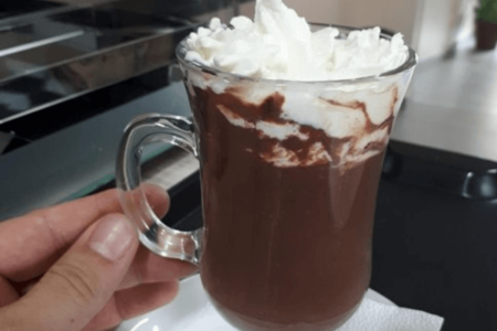 Chocolate Quente Cremoso com Chantilly: Para Dias Frios!