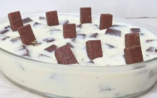 Mousse de Limão com Bis de Chocolate: Sobremesa Crocante e Refrescante!