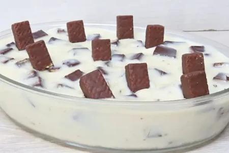 Mousse de Limão com Bis de Chocolate: Sobremesa Crocante e Refrescante!