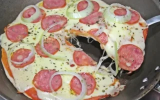 Esta Pizza de Frigideira Vai Salvar Sua Noite