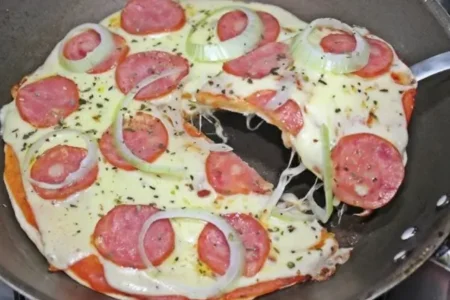 Esta Pizza de Frigideira Vai Salvar Sua Noite