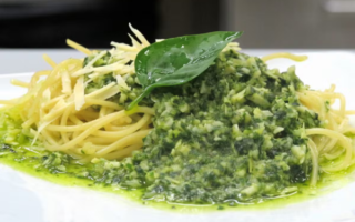 Macarrão ao Pesto de Manjericão: Rápido e Aromático!