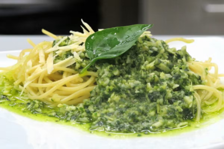 Macarrão ao Pesto de Manjericão: Rápido e Aromático!