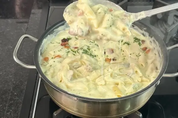 Macarrão com Queijo Cremoso e Molho Branco: A Maneira Mais Simples e Fácil de Fazer