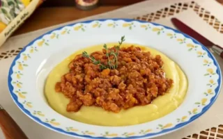 Polenta Cremosa com Molho de Linguiça: Conforto em Cada Garfada!