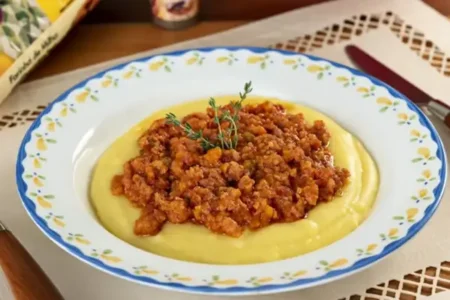 Polenta Cremosa com Molho de Linguiça: Conforto em Cada Garfada!