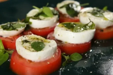 Salada de Tomate com Queijo e Azeite: Pronta em Minutos!