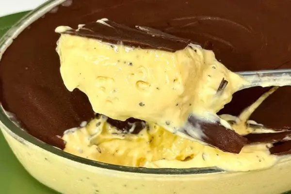 Mousse de Maracujá com Cobertura de Chocolate