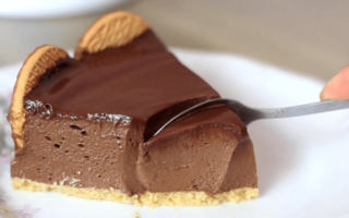 Torta de Chocolate com Base de Biscoito: Rápida e Sem Forno!