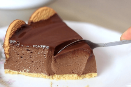 Torta de Chocolate com Base de Biscoito: Rápida e Sem Forno!