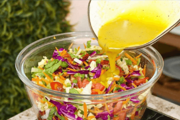 Receitas: Salada Colorida com Molho Cremoso em 10 Minutos!