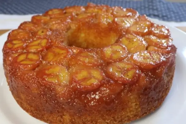 Bolo de Banana Caramelizada: Simples e Irresistível!