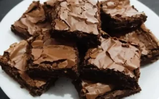 Brownie de Chocolate com Casquinha Crocante e Coração Molhadinho!