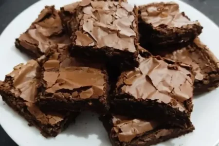 Brownie de Chocolate com Casquinha Crocante e Coração Molhadinho!