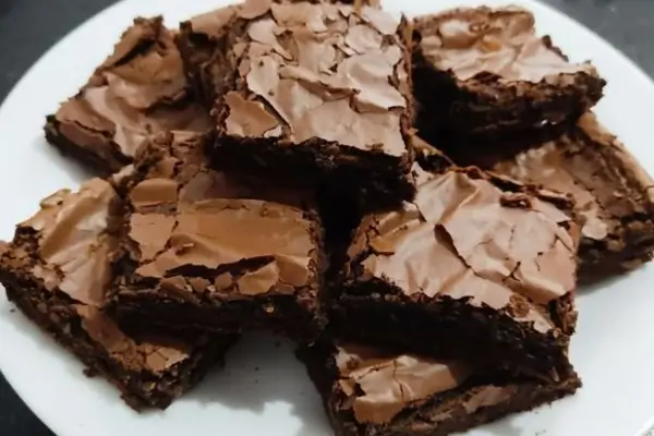 Brownie de Chocolate com Casquinha Crocante e Coração Molhadinho!