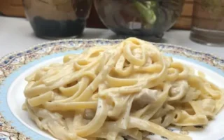 Macarrão ao Molho Alfredo: Cremoso e Feito em Poucos Minutos!