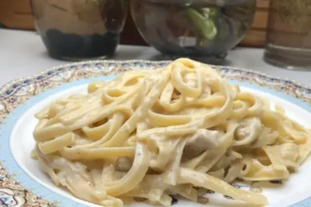 Macarrão ao Molho Alfredo: Cremoso e Feito em Poucos Minutos!