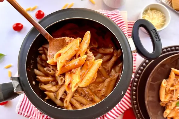 Macarrão de Panela de Pressão: Almoço Pronto em 10 Minutos!