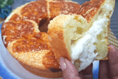 Pão de Queijo Gigante Recheado: Uma Explosão de Sabor!