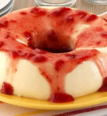Pudim de Iogurte Grego com Calda de Morango de lamber os beiços!
