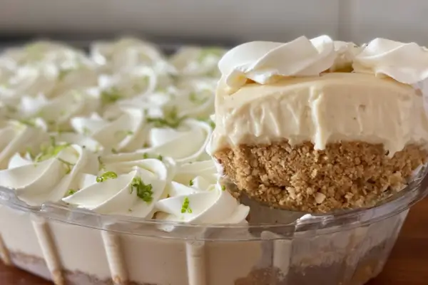 Torta Mousse de Limão Na Travessa com Base Crocante de Biscoito!