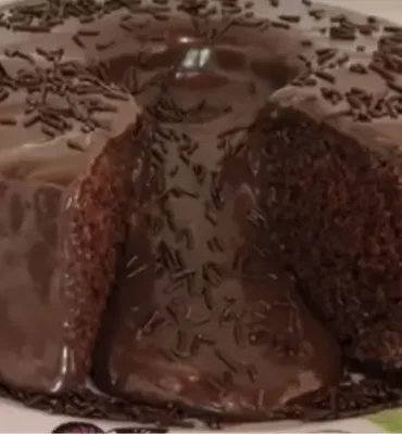 Trovão de Chocolate: Bolo Vulcão com Recheio Cremoso!