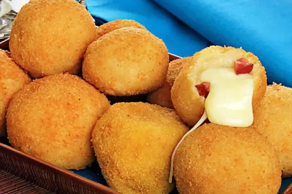 Bolinha de Queijo Super Cremosa: Derrete na Boca e é Fácil de Fazer!