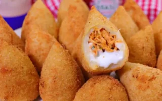 Explosão de Frango: Coxinha Cremosa com Massa Perfeita!