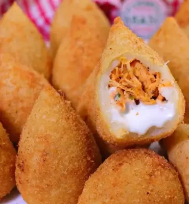 Explosão de Frango: Coxinha Cremosa com Massa Perfeita!