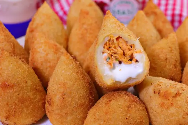 Explosão de Frango: Coxinha Cremosa com Massa Perfeita!