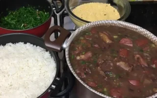 Feijoada Completa: Sabor de Casa e Tradição em Cada Garfada!