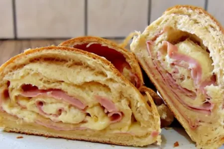 Pão Caseiro Recheado com Queijo: Massa Leve e Queijo Derretendo!