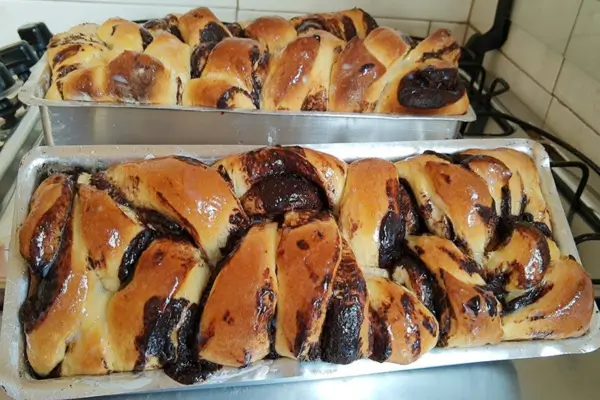 Pão Caseiro com Chocolate: Massa Fofinha e Recheio Derretendo!